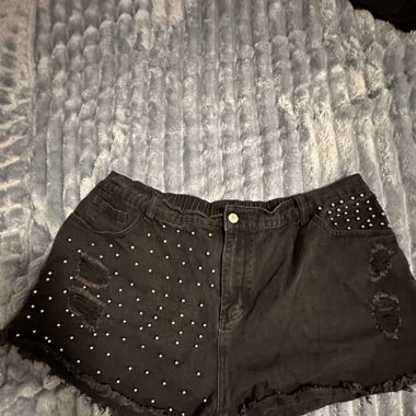 Kurze Hose mit Perlen 