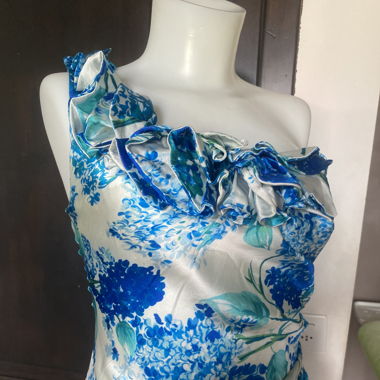 Wunderschönen Seidenkleid mit Blumen 