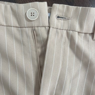 Beige gestreifte Shorts