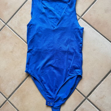 Royal blue body with décolleté