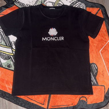 T-shirt nero stile Moncler