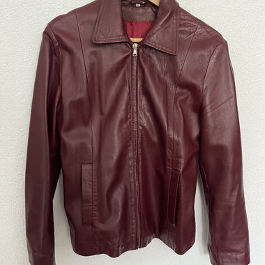 Giacca in pelle bordeaux con cerniera