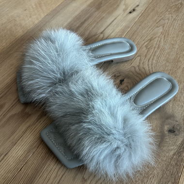 Mules en fourrure grises