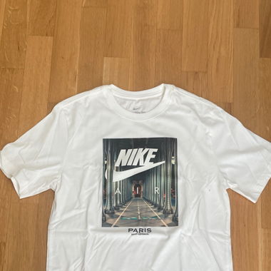 NIKE PARIS TSHIRT