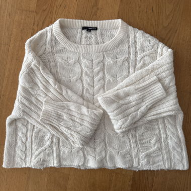 Weisser Strickpullover