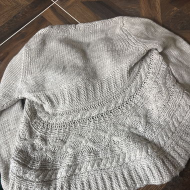 Grau gestrickter Zopfpullover