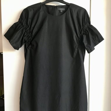 Schwarzes COS-Kleid