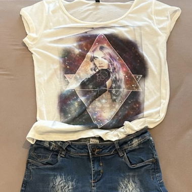 Jolie top et un jeans taille basse. 