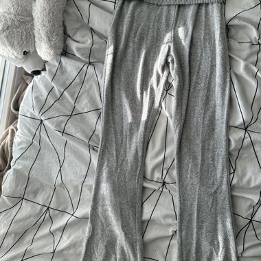 Pantalon à pattes évasées gris avec taille plissée