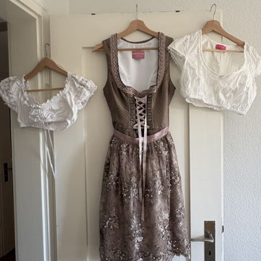 Dirndl avec tablier et 2 chemisiers blancs de dirndl