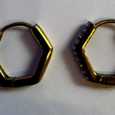 Boucles d'oreilles hexagonales dorees