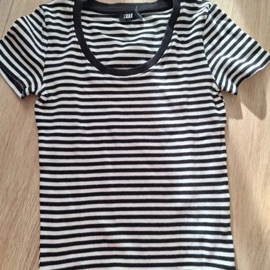 Schwarz-weiss gestreiftes T‑Shirt