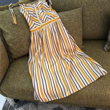 Gelb gestreiftes Satin-Kleid Naf Naf