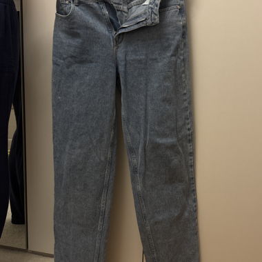 Graue Jeanshose