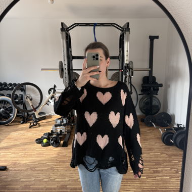 Schwarzer Strickpullover mit Herzen