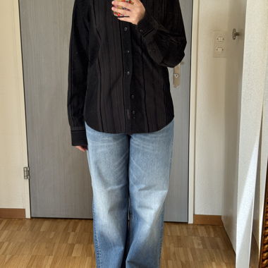 Chemise boutonnée noire à rayures