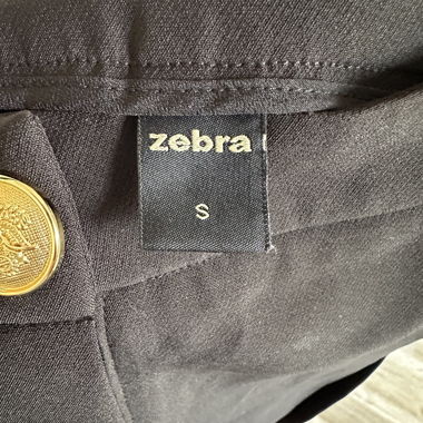 Schwarzer Short mit goldenen Knöpfen