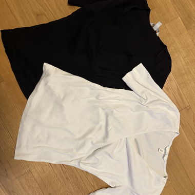 Set di due top premaman scollo a V maniche corte