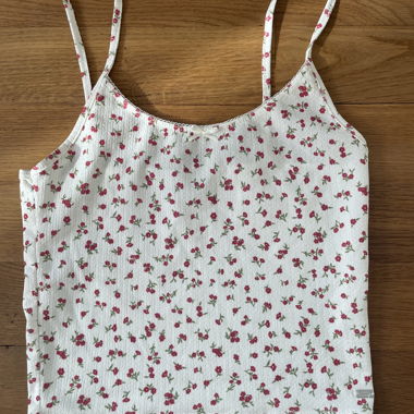 Top con spalline con motivo floreale di Pull&Bear S