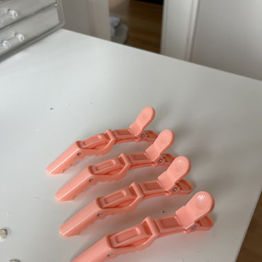 4 coral pink makeup hair clips
