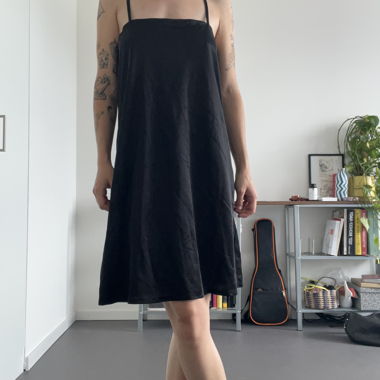 Abito nero con spalline