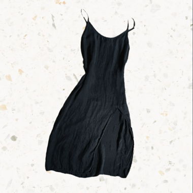 Schwarzes Kleid mit Beinschlitz