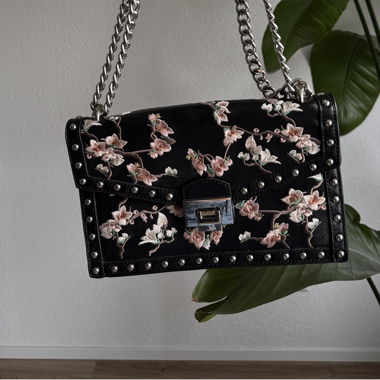 Schwarze Umhängetasche mit Blumenstickerei