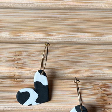 Orecchini a cerchio con cuori a motivo bianco e nero