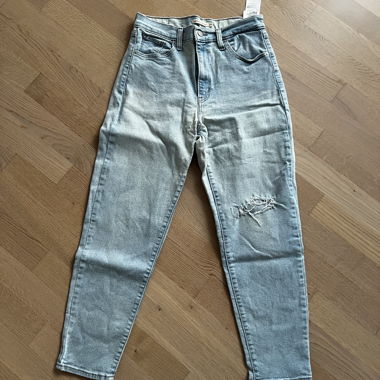 Levis Mom Jeans - Size 29