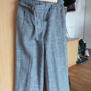 Pantaloni da lavoro grigi a gamba larga
