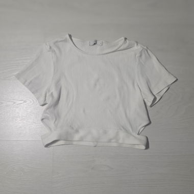 Top crop bianco con tagli