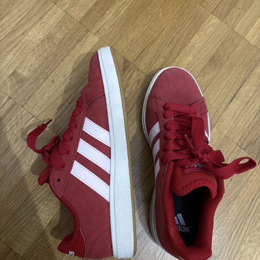 Sneakers Adidas rosse con bande bianche