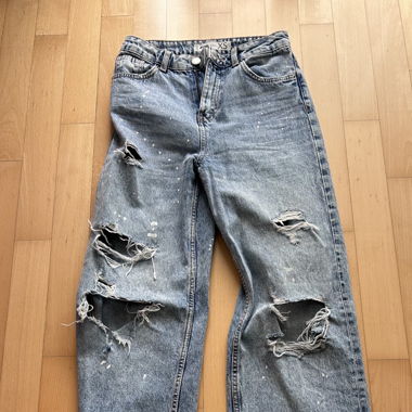 Baggy-Jeans mit Löchern und Farbspritzern