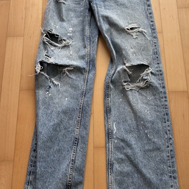 Baggy-Jeans mit Löchern und Farbspritzern