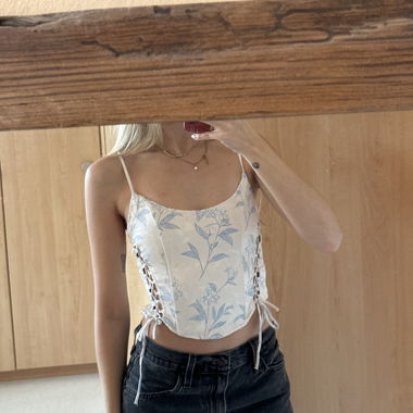 Haut blanc à fleurs et laçage