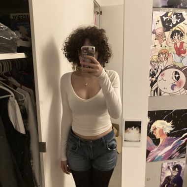 White longsleeved cropped top