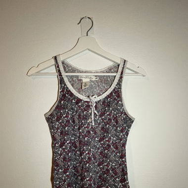 Ärmelloses Shirt mit Blumenmuster
