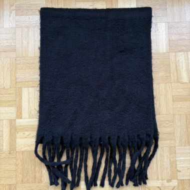 Schwarzer fluffy Schal