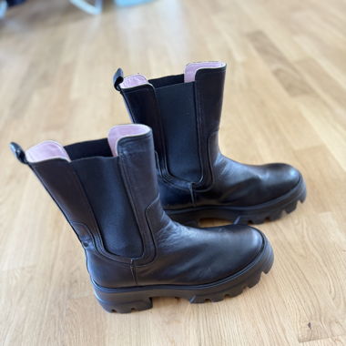 Essentiel Antwerp black Chelsea boots