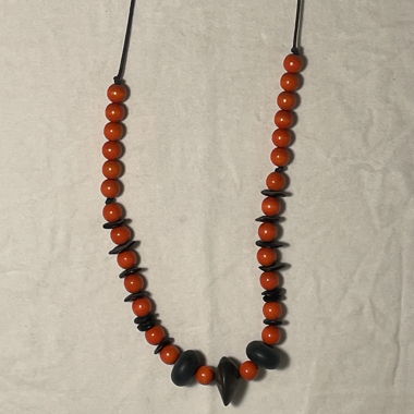 Collier long avec perles rouges et noires