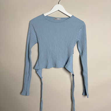 Top blu a coste a maniche lunghe