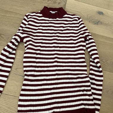 Maglione a righe con collo alto