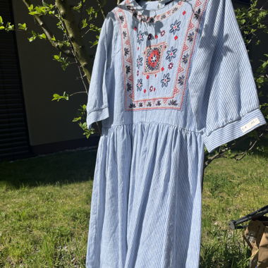 Gestreiftes Stickkleid