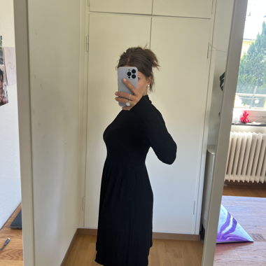 Robe noire côtelée à col montant