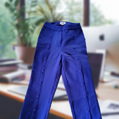 Blaue Hose mit Knöpfen 