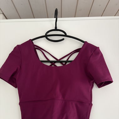 Magenta farbenes Sporttop mit integriertem BH