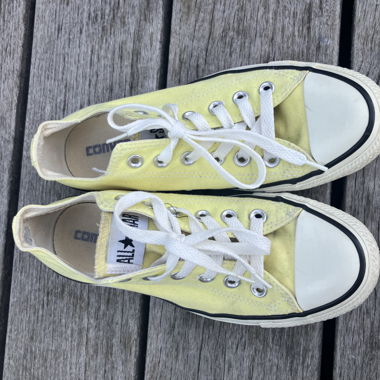 Hellgelbe Converse Schuhe