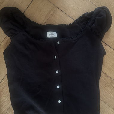 Haut noir à bretelles et boutons