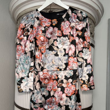 Kurzes Blumenkleid in Satinoptik