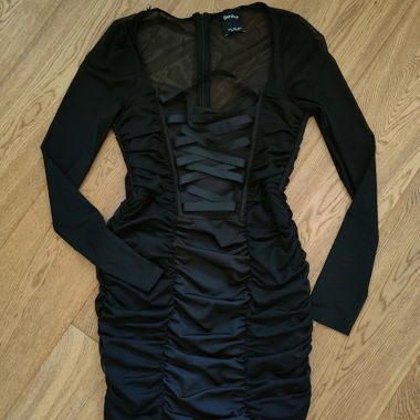 Robe noire moulante avec corset